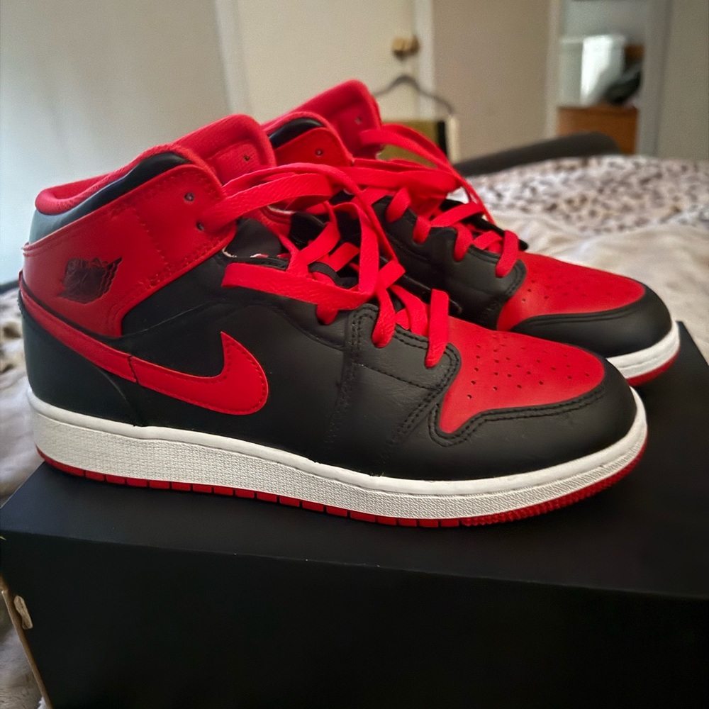 AIR JORDAN 1 MID  size 7 youth worn once - Picture 4 of 10